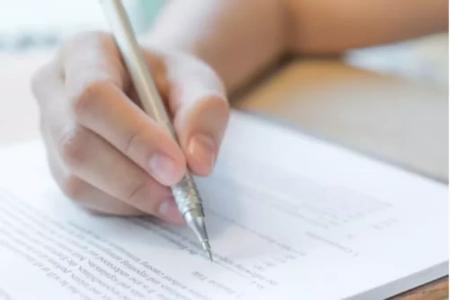 Alumno realizando un examen oficial de inglés: preparación de exámenes en Ourense