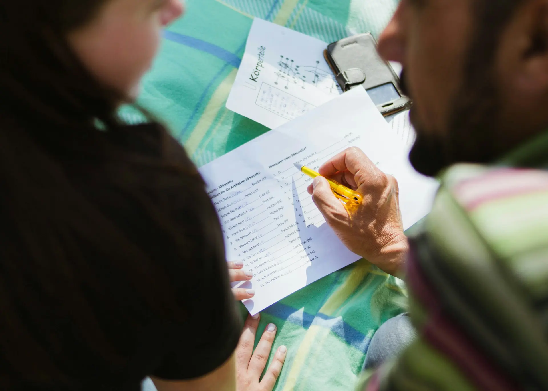 Alumnos practicando ejercicios de idiomas en grupo